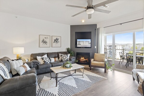 Smart TV, chimenea y libros