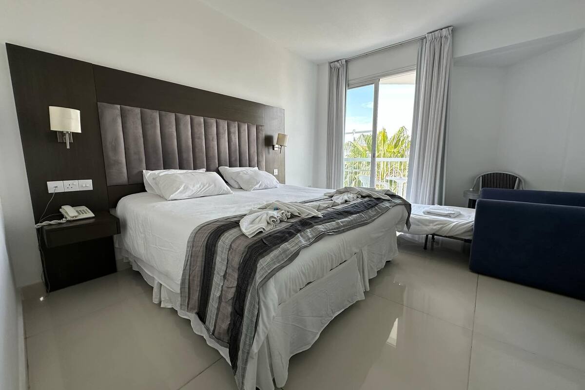Ropa de cama hipoalergénica y caja de seguridad en la habitación 