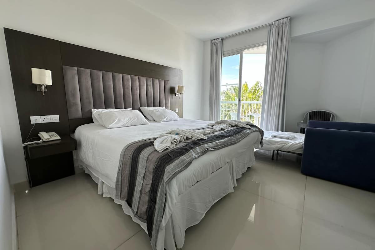 Habitación triple estándar, vista a la ciudad | Ropa de cama hipoalergénica y caja de seguridad en la habitación