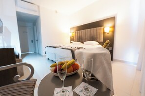 Ropa de cama hipoalergénica y caja de seguridad en la habitación 