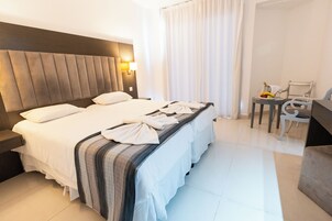 Ropa de cama hipoalergénica y caja de seguridad en la habitación 