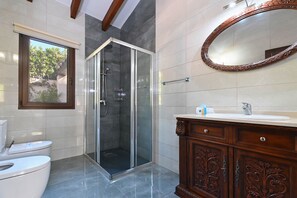 Duschwanne, Bidet, Handtücher