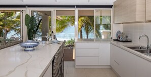 冷蔵庫、電子レンジ、オーブン、コンロ