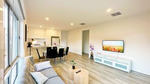 Family Villa | Living area - Tarneit Holiday Home (Tarneit)