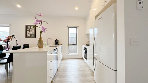 Family Villa | Private kitchen - Tarneit Holiday Home (Tarneit)