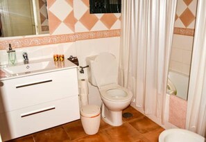Bidet, towels, soap, shampoo - Cozy Family Holiday Apartment, Málaga, Marbella Elviria, Paseo del Golf (Marbella)