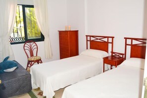 3 bedrooms, iron/ironing board, travel crib, free WiFi - Cozy Family Holiday Apartment, Málaga, Marbella Elviria, Paseo del Golf (Marbella)