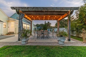 Outdoor dining - heated pool, steps to beach (St. Augustine)
