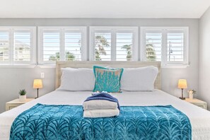 4 bedrooms, desk, iron/ironing board, free WiFi - heated pool, steps to beach (St. Augustine)