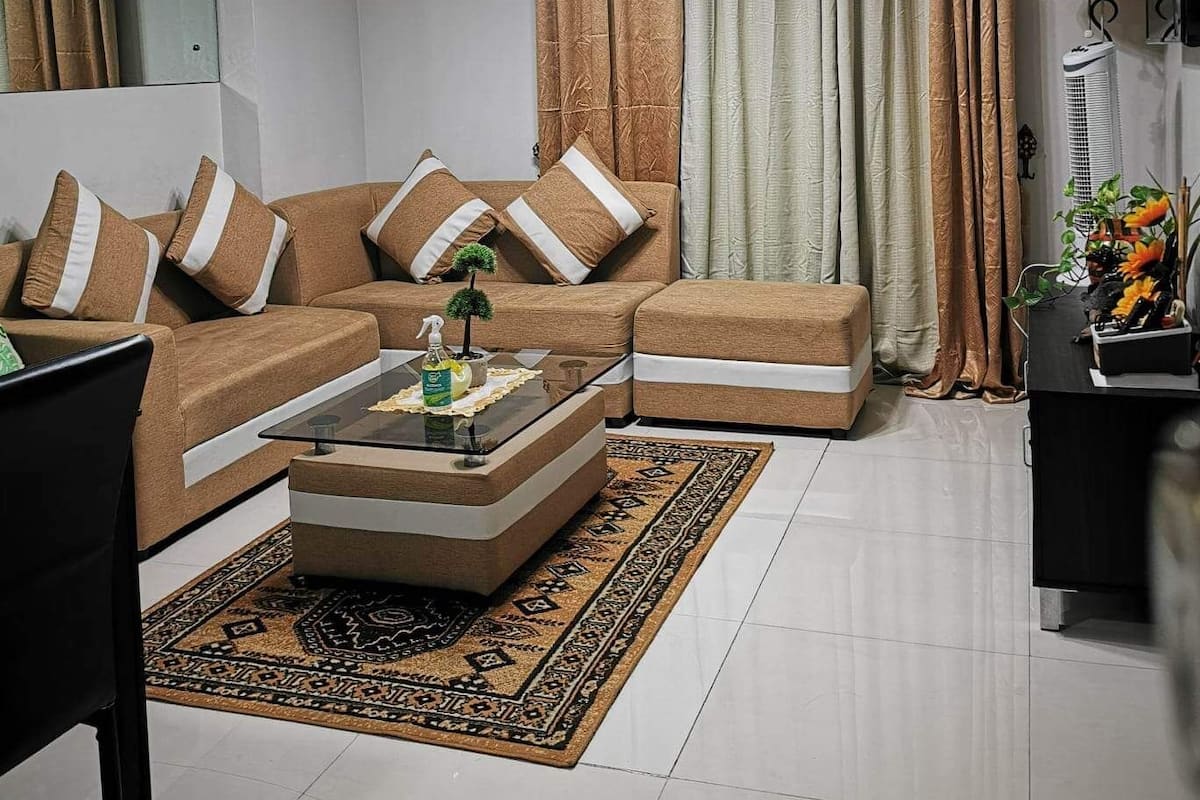 Basic Apartment, 1 Queen Bed | Living area