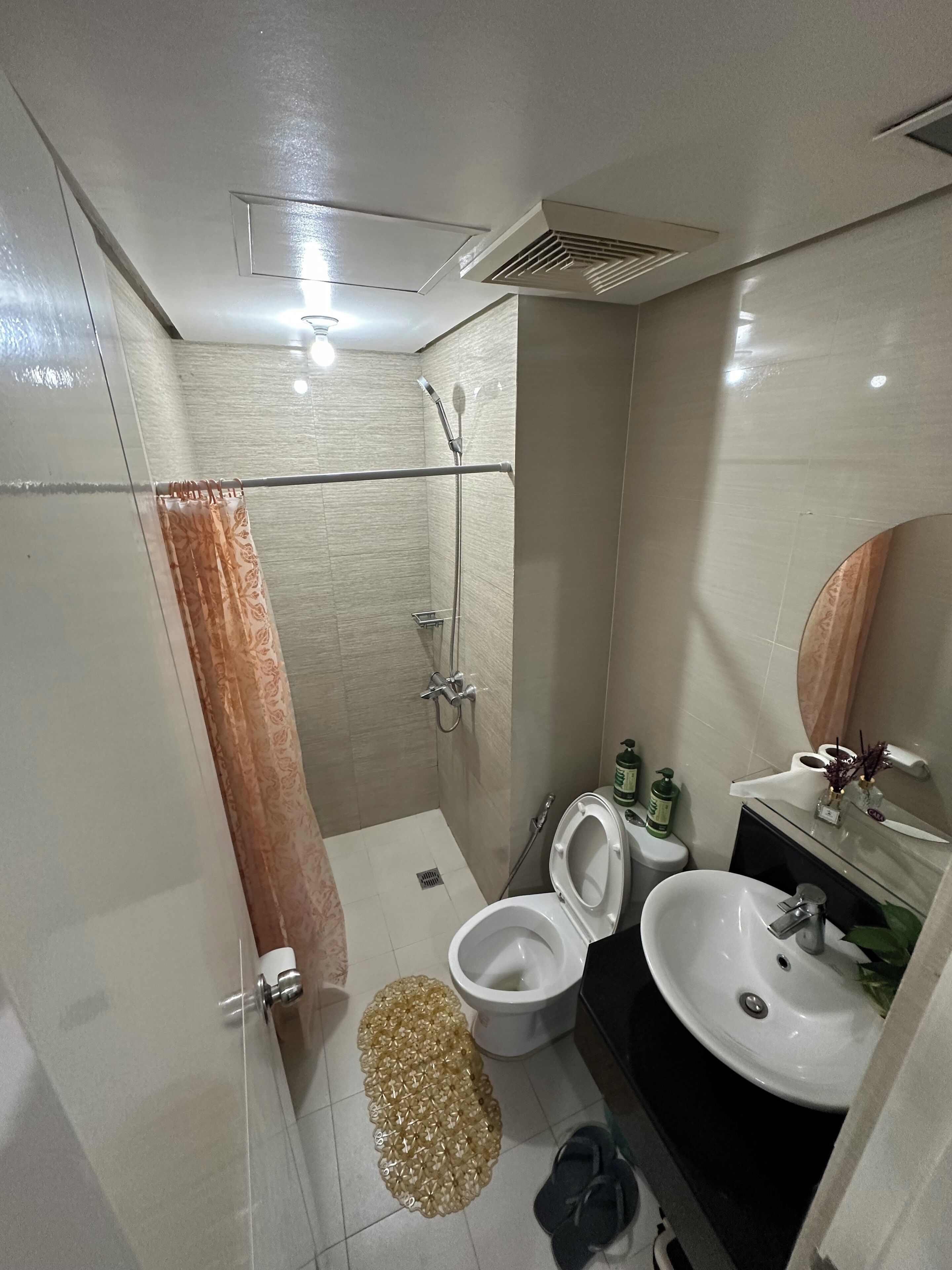 Basic Apartment, 1 Queen Bed | Bathroom