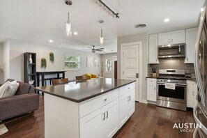 Microondas, horno, parrilla de estufa y lavavajillas