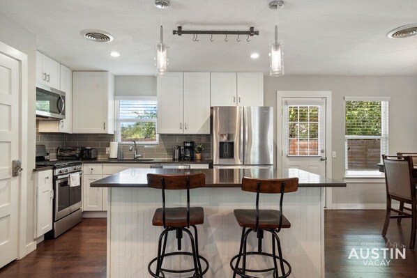 Microondas, horno, parrilla de estufa y lavavajillas