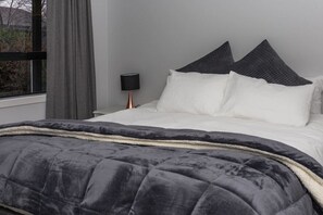 2 bedrooms, desk, travel cot, free WiFi