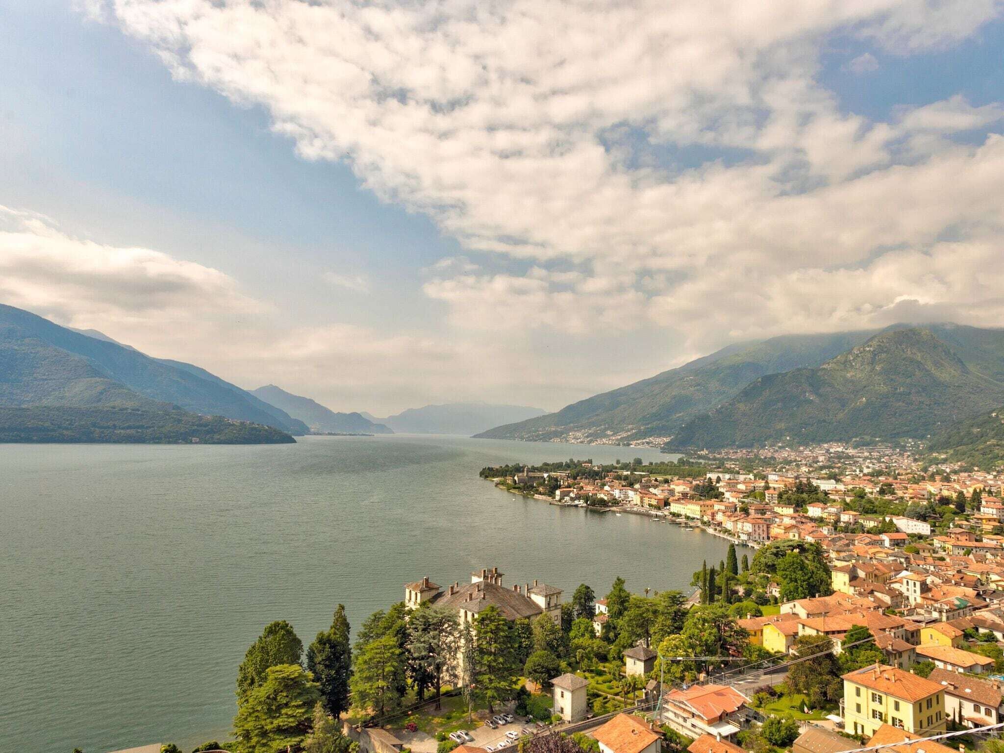 Une ville côtière bordée d’une vaste étendue d’eau et entourée de montagnes.