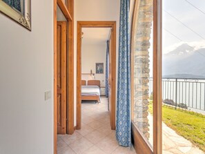 2 bedrooms, WiFi - Climb, Cruise & Dine; Lake como (Gravedona)
