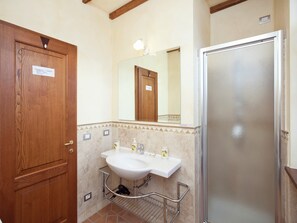 Regadera, bidet, toallas 