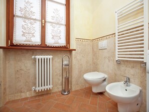 Shower, bidet, towels - A Cottage Wrapped in Cypress Dreams (Lucignano)