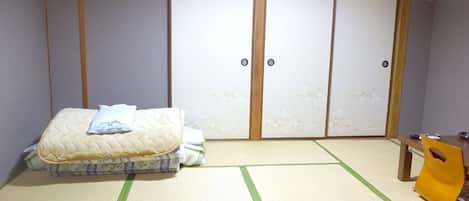 1 bedroom, desk, free WiFi, bed sheets