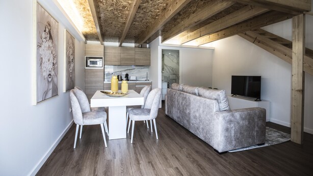 A modern interior with a dining area, kitchen, and living space. - Casa das Amendoeiras (Briteiros (Santo Estêvão))