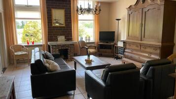 Een televisie, een dvd-speler en een stereo