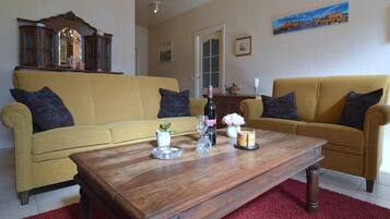 Een televisie, een dvd-speler en een stereo