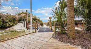 Property grounds - 3 min walk to the beach! Spacious 2BR 2Bath Villa at Shore Crest II (North Myrtle Beach)