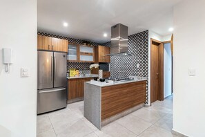 Refrigerador, microondas, horno y cafetera y tetera 