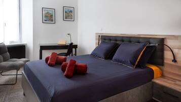 2 bedrooms, desk