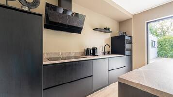 Réfrigérateur, micro-ondes, plaque de cuisson, lave-vaisselle