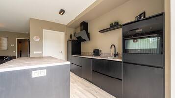 Een koelkast, een microgolfoven, een kookplaat, een vaatwasser