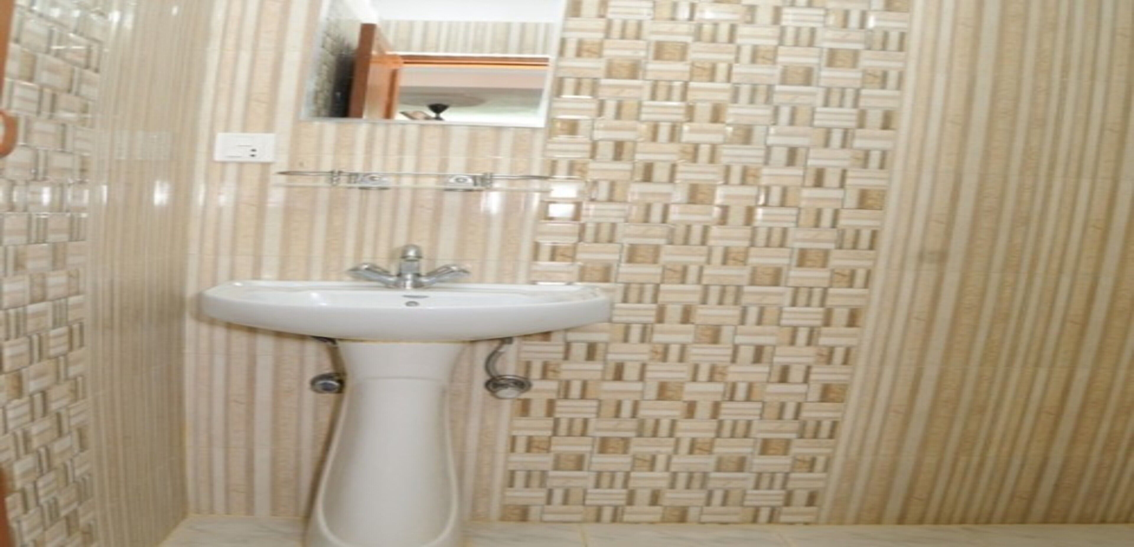 淋浴设施、大花洒淋浴喷头、毛巾、肥皂