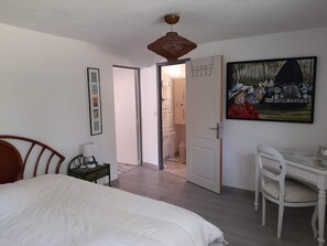 2 bedrooms, iron/ironing board, WiFi