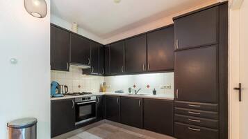 冷蔵庫、電子レンジ、オーブン、コンロ