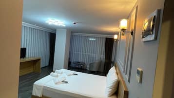 1 slaapkamer, bedden met traagschuimmatrassen, een bureau
