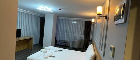 1 chambre, lit avec matelas en mousse à mémoire, bureau