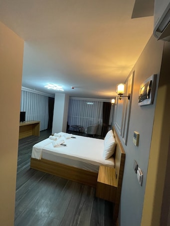 1 bedroom, memory foam beds, desk, soundproofing