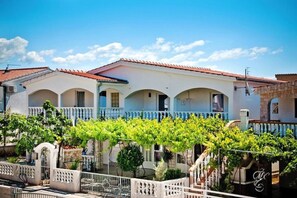 Holiday Home Exterior [summer] - 3-Pesron Apartment on Vir Island near the Beach (Vir)