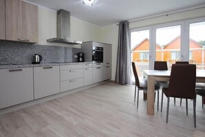 Kylskåp, ugn, spishäll och diskmaskin