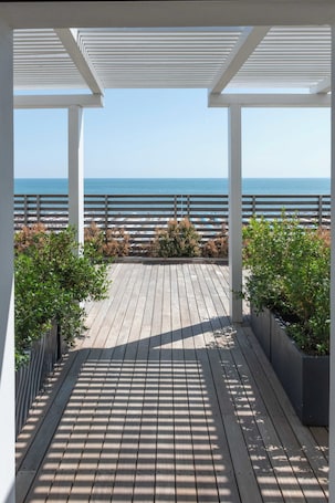Terrazza/patio. Kiss Beachfront Hotel & Restaurant