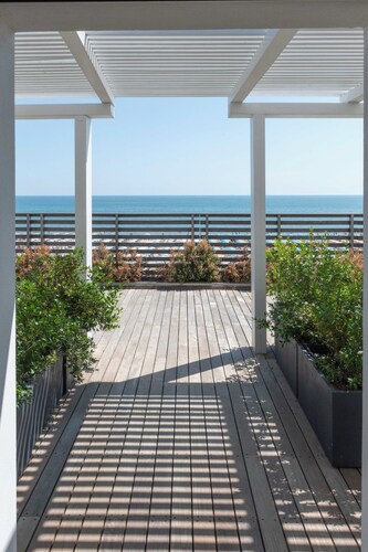 Kiss Beachfront Hotel & Restaurant