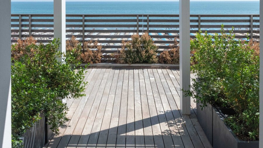 Kiss Beachfront Hotel & Restaurant