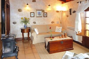 Smart TV, fireplace, DVD player