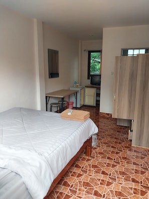 Basic Room | Desk, free WiFi