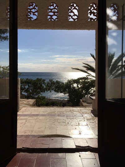 Seafront house on large property (pet friendly)