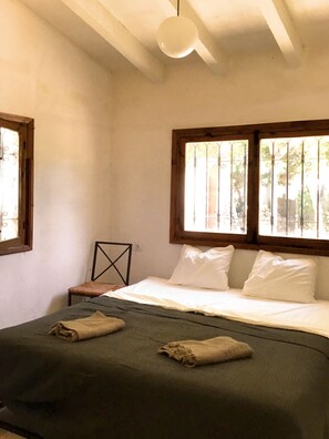 3 dormitorios, cuna de viaje, ropa de cama