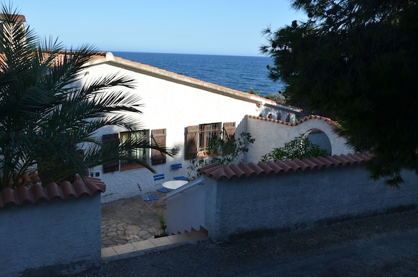 Property grounds - Seafront house on large property (pet friendly) (Cala Panizo)