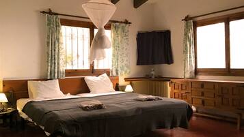 3 chambres, lit parapluie, draps fournis