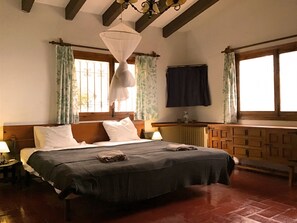 3 chambres, lit parapluie, draps fournis
