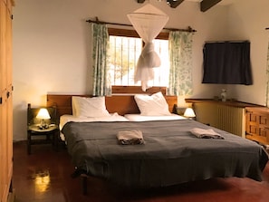 3 bedrooms, travel cot, bed sheets - Seafront house on large property (pet friendly) (Cala Panizo)